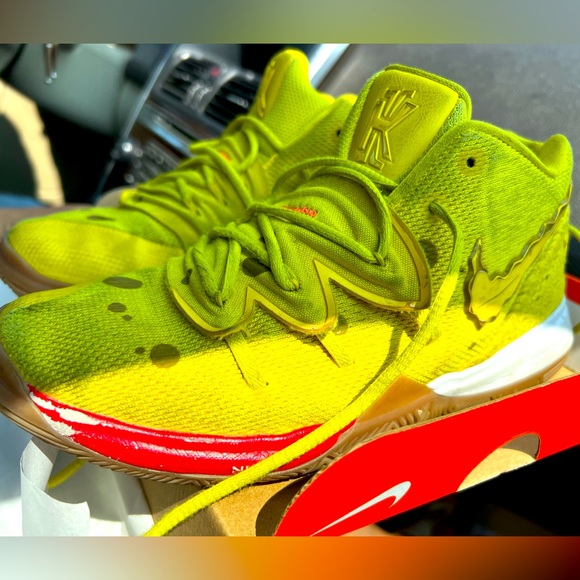 Youth size 3 Nike Kyrie Sponge Bob shoes collectable - Picture 1 of 5
